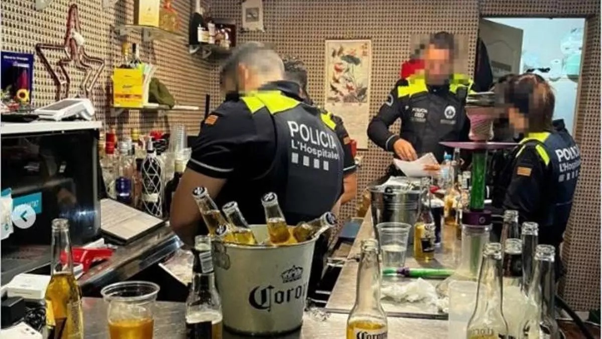 Clausurado un bar en L'Hospitalet que funcionaba como discoteca y operaba con una plaga de cucarachas