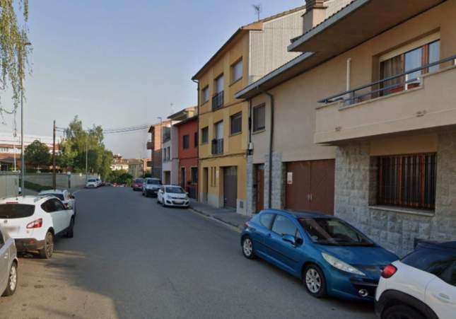 Un joven herido grave por apuñalamiento tras una pelea en plena calle en Manlleu