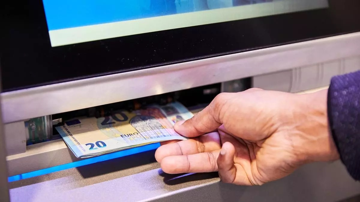 Alerta por el "truco del billete", nueva estafa en cajeros automáticos que se propaga en España