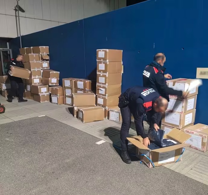 Detenidos cuatro ladrones en Tarragona por robar 3.395 prendas de ropa de camión por 374.192 euros