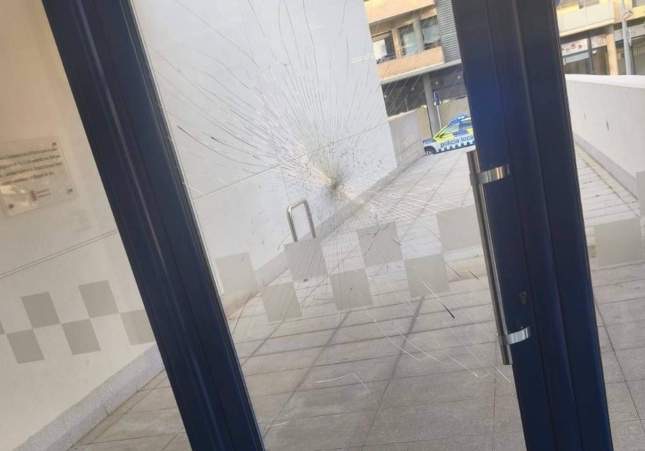 Un hombre ataca a pedradas la comisaría de Malgrat de Mar y pide a los agentes ser encarcelado