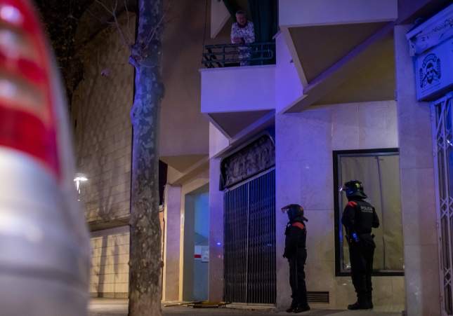 Tres heridos graves por machetazos en una violenta pelea entre bandas latinas en Nou Barris