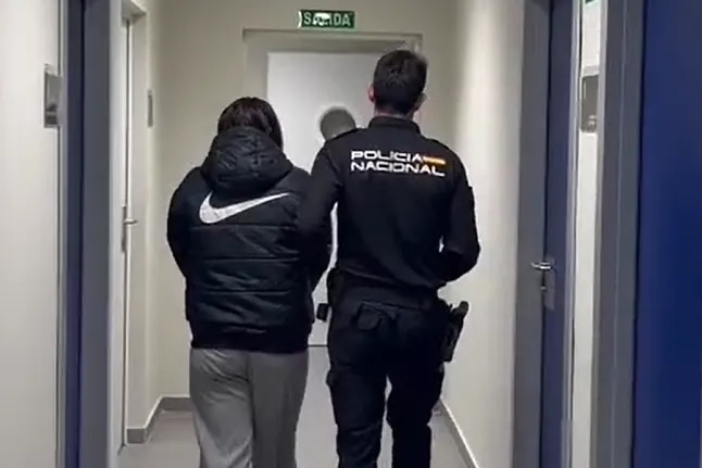 Detenidos tres hombres por apuñalar a un joven que acudió a una vivienda engañado por un falso anuncio de prostitución