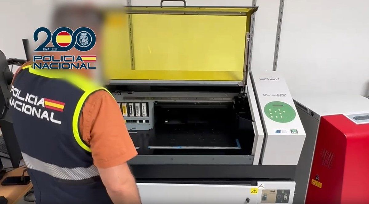 Desarticulada en Mijas y Marbella una red que fabricaba permisos británicos falsos
