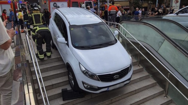 Un coche se cuela por error en la boca del metro de Guinardó - Hospital de Sant Pau