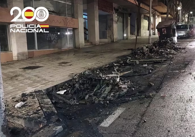 Detenido en Palma un pirómano de contenedores que sembró el caos de madrugada en el entorno de General Riera