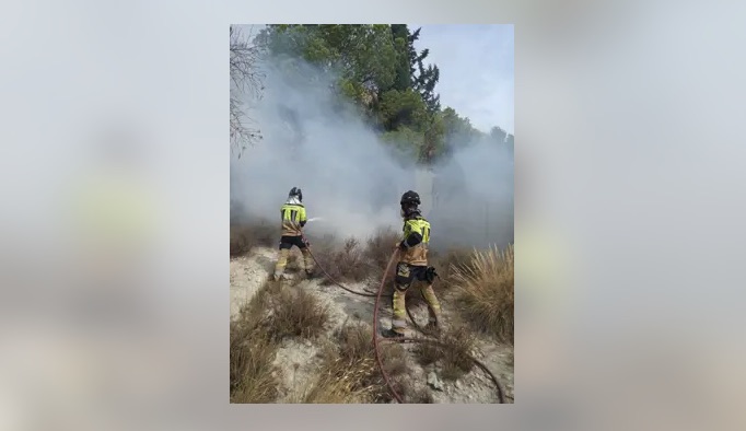 Sofocado un conato de incendio forestal en Ulea, Murcia, cerca de la autovía A-30