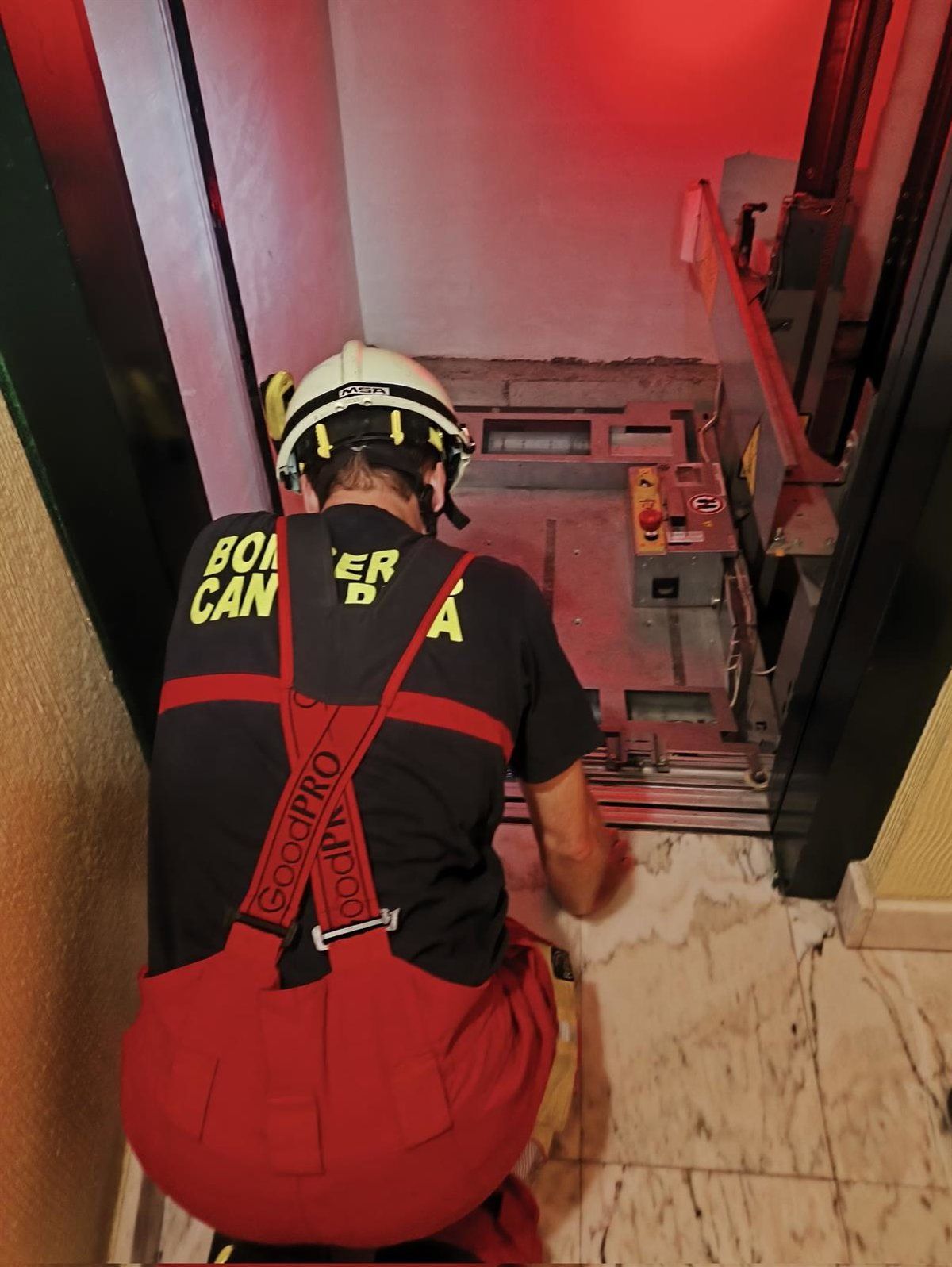 Liberados dos personas atrapadas en un ascensor en Colindres