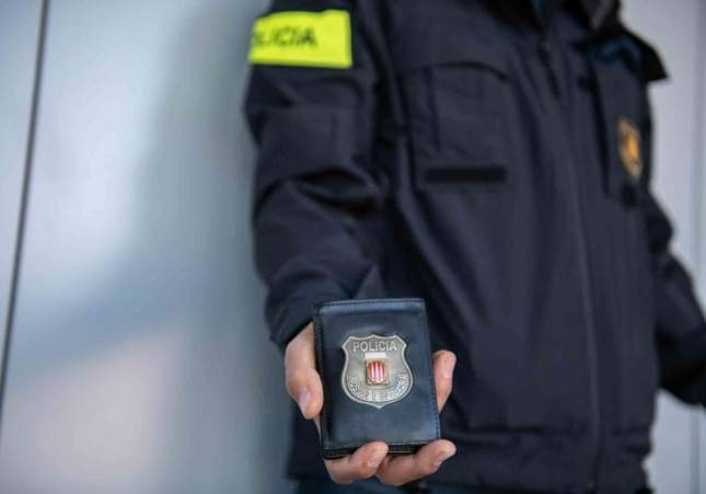 Un mosso fuera de servicio caza en Maria Cristina a un ladrón albanés que huía de un robo en Les Corts por una tubería