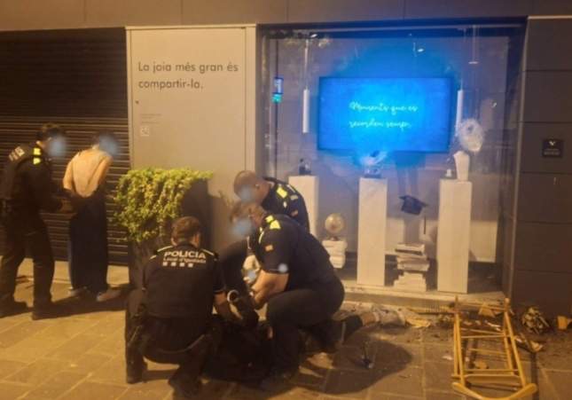 Detienen a dos personas en Igualada cuando intentaban robar en una joyería del centro con un martillo