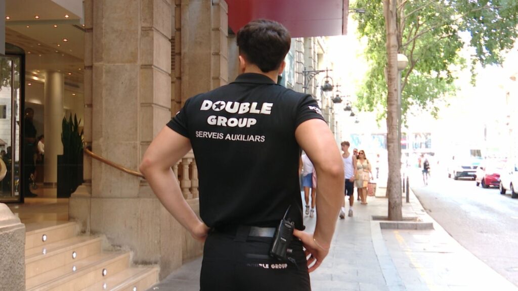 Detenidos tres ladrones en el Raval tras robar un reloj de 100.000 € y perder un móvil en la huida