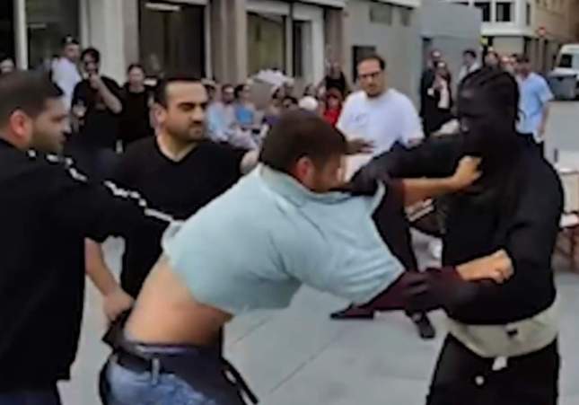 Detenido un hombre en la Barceloneta tras agredir a un camarero lanzándole piedras y vasos de cristal