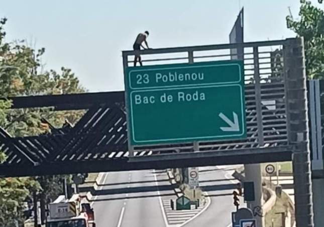 Un hombre desnudo paraliza el tráfico en la ronda Litoral tras subirse a una señal en un intento de suicidio