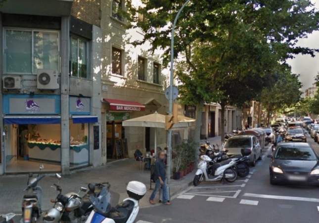 Asaltan un bar en el Eixample de Barcelona mediante un butrón y vacían las tragaperras