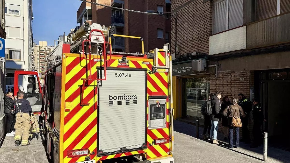 Un hombre de 77 años fallece en un incendio durante la Noche de Reyes que obligó a vecinos a saltar por las terrazas