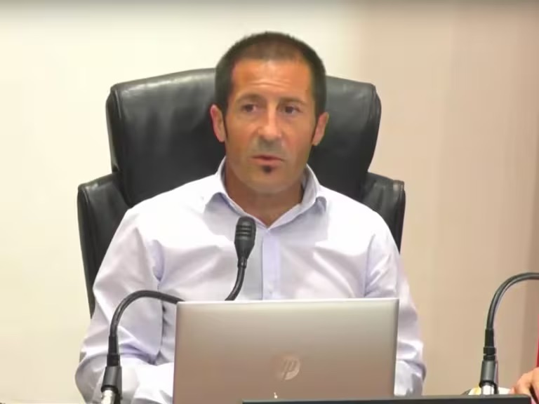 Incendian dos coches del alcalde de Peralta y detienen a un joven; se descarta el móvil político