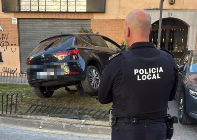 Un árbol evita un fuerte choque contra un edificio tras perder un conductor el control en Maracena