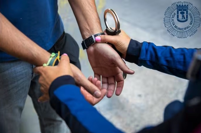 Detenidos dos hombres 'in fraganti' mientras trapicheaban con cocaína y heroína en Puente de Vallecas