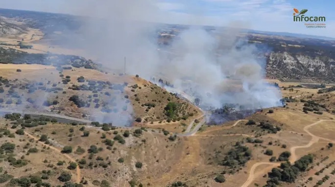 Los servicios de extinción de Castilla-La Mancha luchan contra dos incendios en Hellín y Loranca de Tajuña