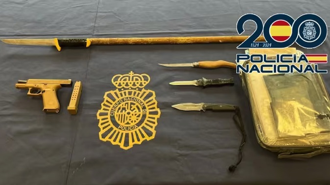 Detenido en Málaga por encañonar a su inquilino con una pistola para echarle de casa: tenía también una lanza artesanal