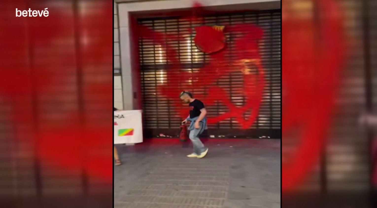 El colectivo Futur Vegetal ataca con pintura roja la tienda del Barça en Passeig de Gràcia