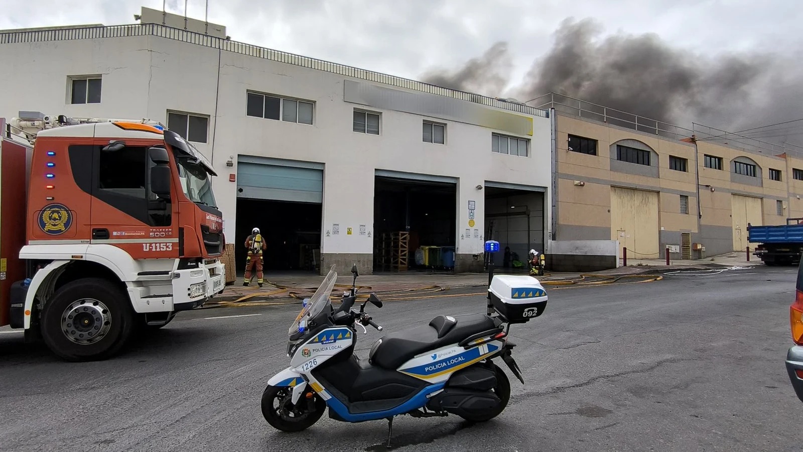 Cuatro heridos leves en un incendio en una nave industrial del Polígono Las Torres de Las Palmas de Gran Canaria
