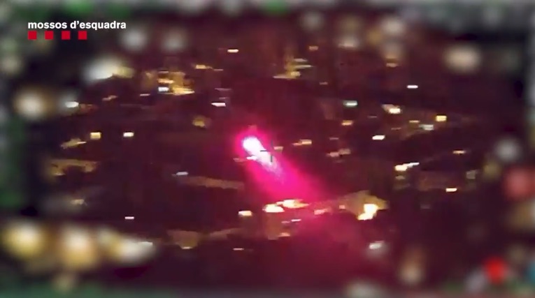 Denunciado por deslumbrar con un puntero láser a un helicóptero policial en Barcelona