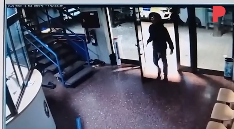 Detenido en Premià de Mar tras robar cuchillos en una carnicería y asaltar la comisaría amenazando a los agentes