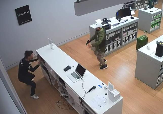 Atraco a punta de pistola en una tienda de telefonía a plena luz del día en el centro de Mataró