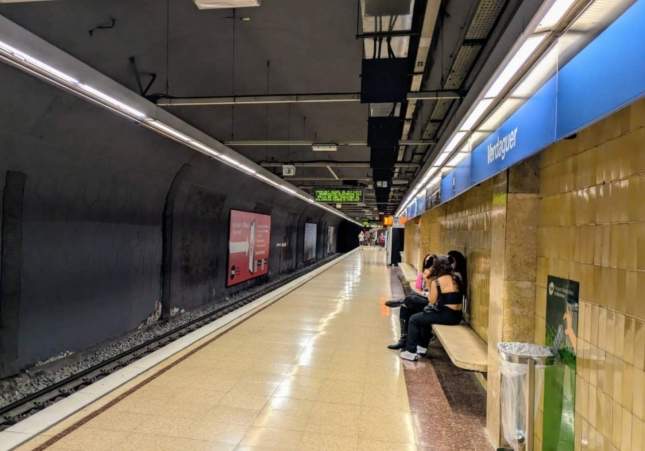 Apuñalan a un joven en la línea L5 del Metro de Barcelona tras una pelea multitudinaria en el vagón