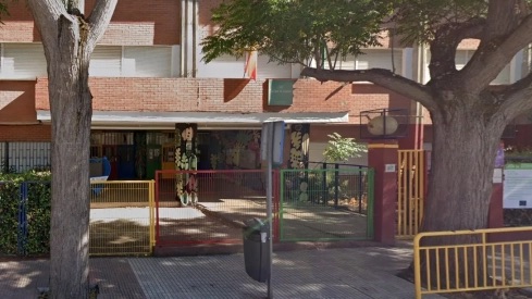 Una niña resulta herida por una bala perdida mientras entrenaba en el patio de un colegio en Badajoz