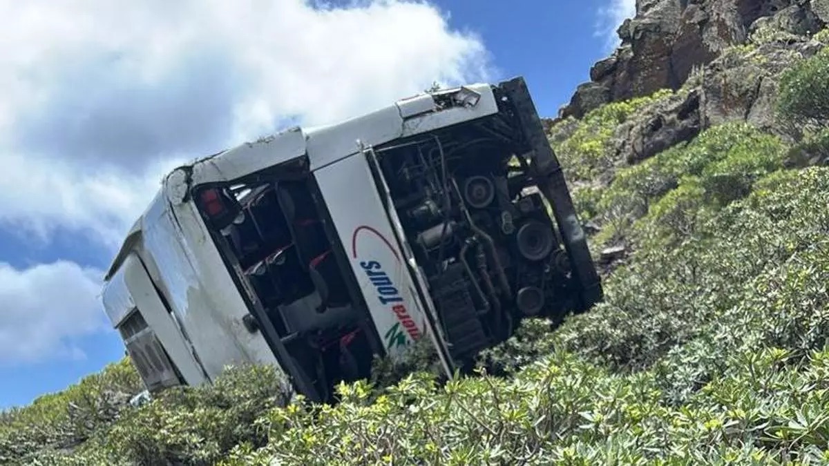 Un fallecido y catorce heridos tras precipitarse un autobús por un barranco en La Gomera