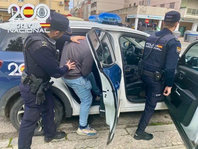 Detenido en Alcalá de Guadaíra por una oleada de atracos a punta de cuchillo en comercios