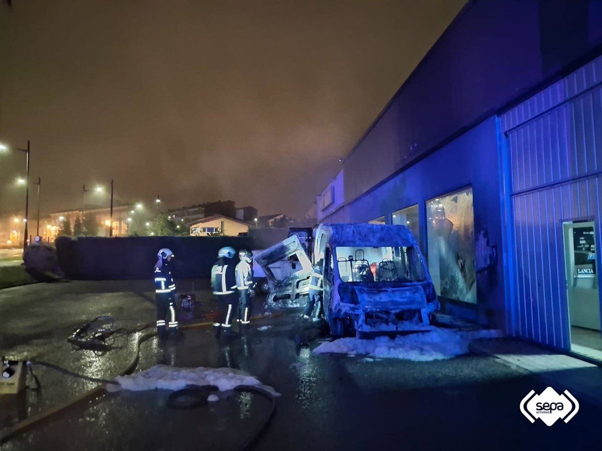Incendio de furgoneta camperizada en El Berrón, Pola de Siero (Asturias)