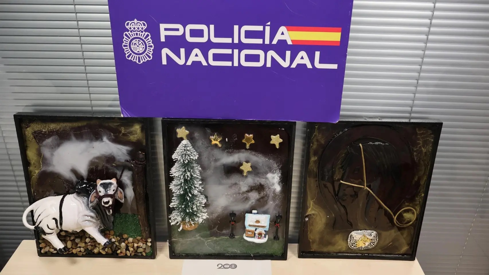 Interceptado en el aeropuerto de Madrid un pasajero con 15 kilos de estupefacientes ocultos en obras de arte procedentes