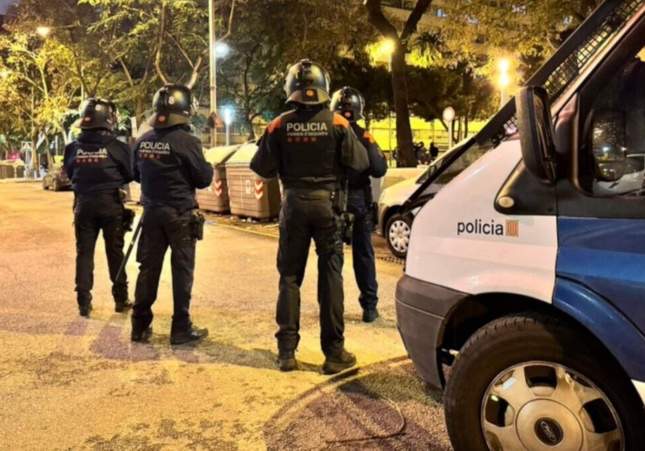 Una turba de 200 personas ataca con botellas a los Mossos en la fiesta mayor de El Prat