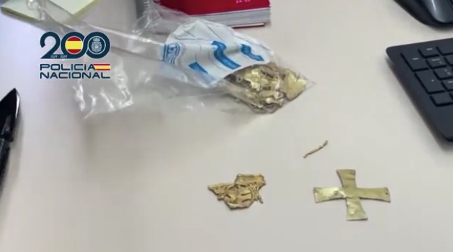 Recuperan en León una corona visigoda de oro del siglo VI tras una operación policial contra el expolio arqueológico