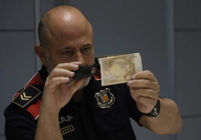 Desarticulada una banda en Terrassa y Torelló que introducía billetes falsos de 50 euros de la Camorra italiana