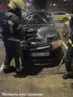 Detenido un pirómano por incendiar contenedores y prender fuego en una gasolinera del centro de Santander