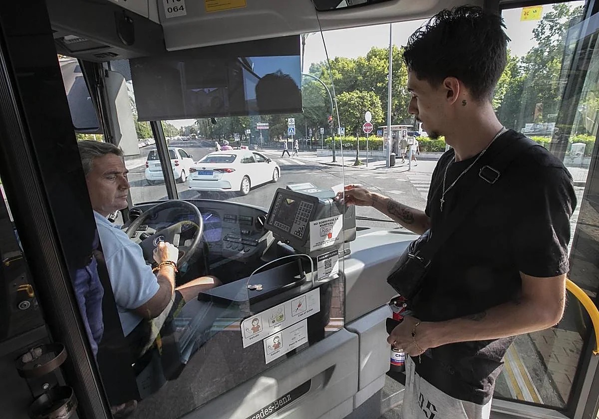 Detenido e ingresado en prisión hombre que intentó apuñalar a conductor de Aucorsa en Córdoba