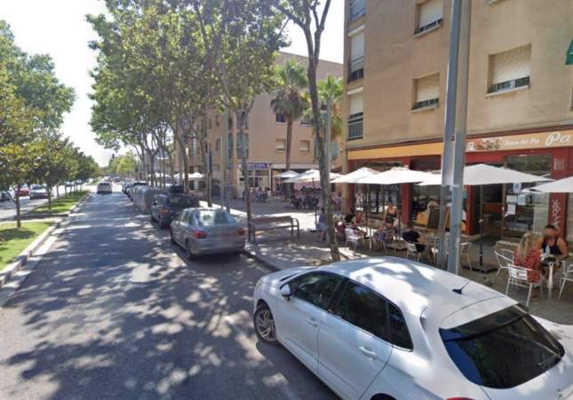 Cuatro jóvenes hieren a otro con arma blanca en un ajuste de cuentas en plena calle en El Prat de Llobregat