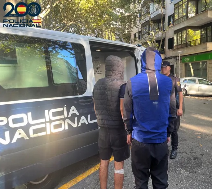 Detenidos dos jóvenes por atracar a turistas con navaja en una playa de Palma