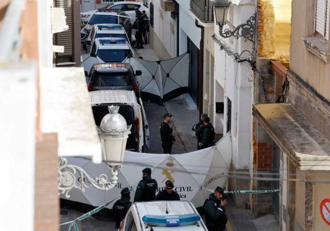 Conmoción en Sueca: Un hombre mata al amigo de su hijo y se entrega ensangrentado a la Guardia Civil