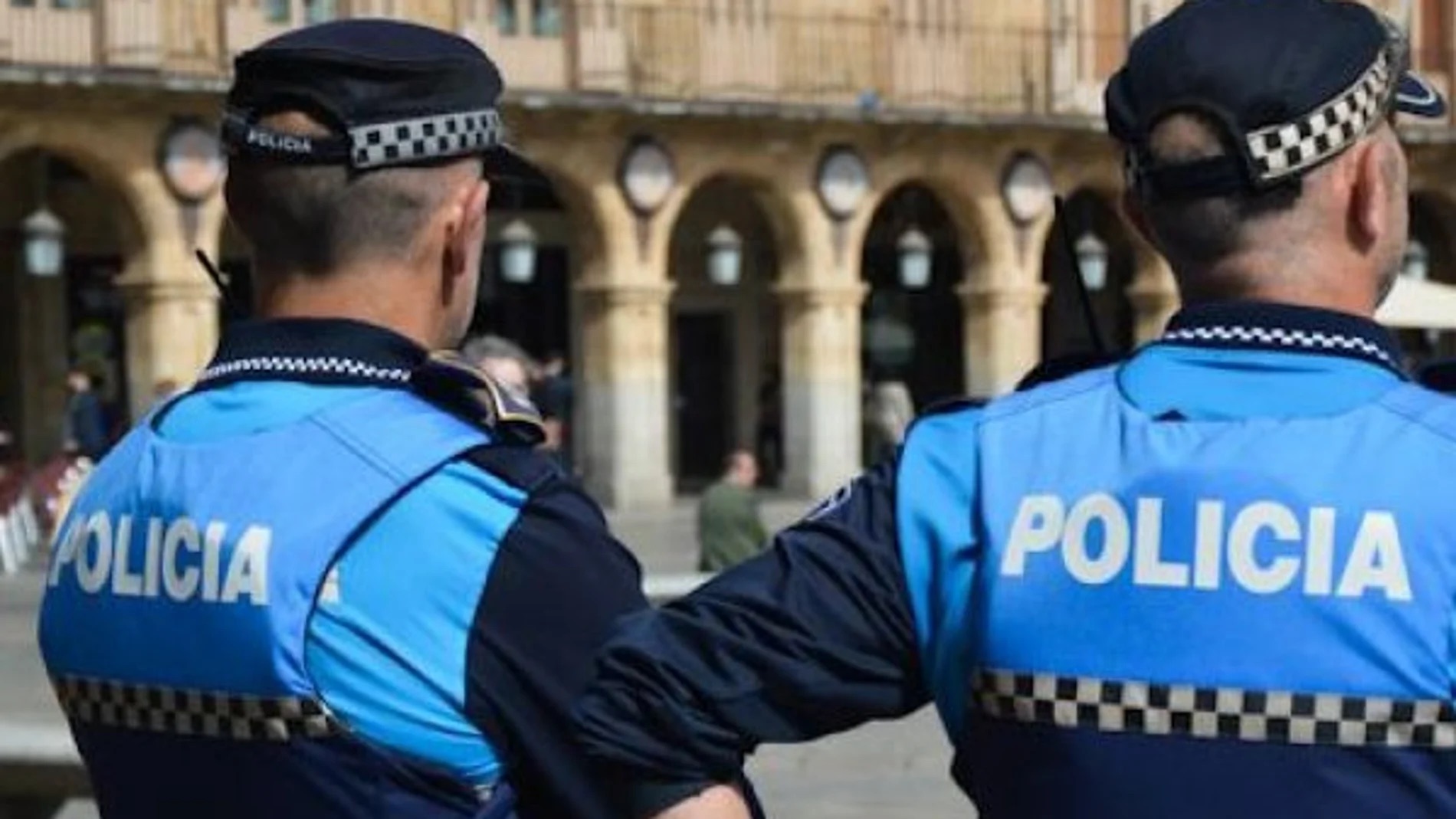 Detenidas dos personas por agredir a dos policías locales que los sorprendieron orinando en la calle en Salamanca