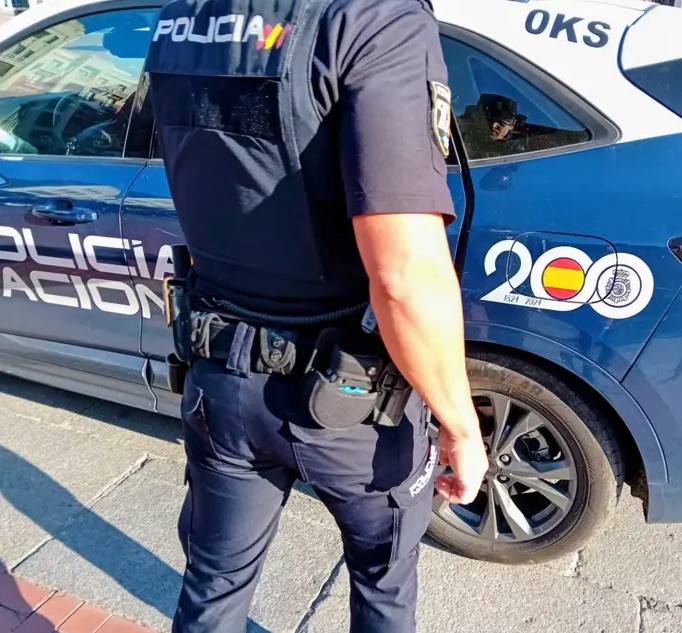 Detenidos tres miembros de un grupo por nueve robos violentos de móviles en la zona del Parque Litoral de Málaga