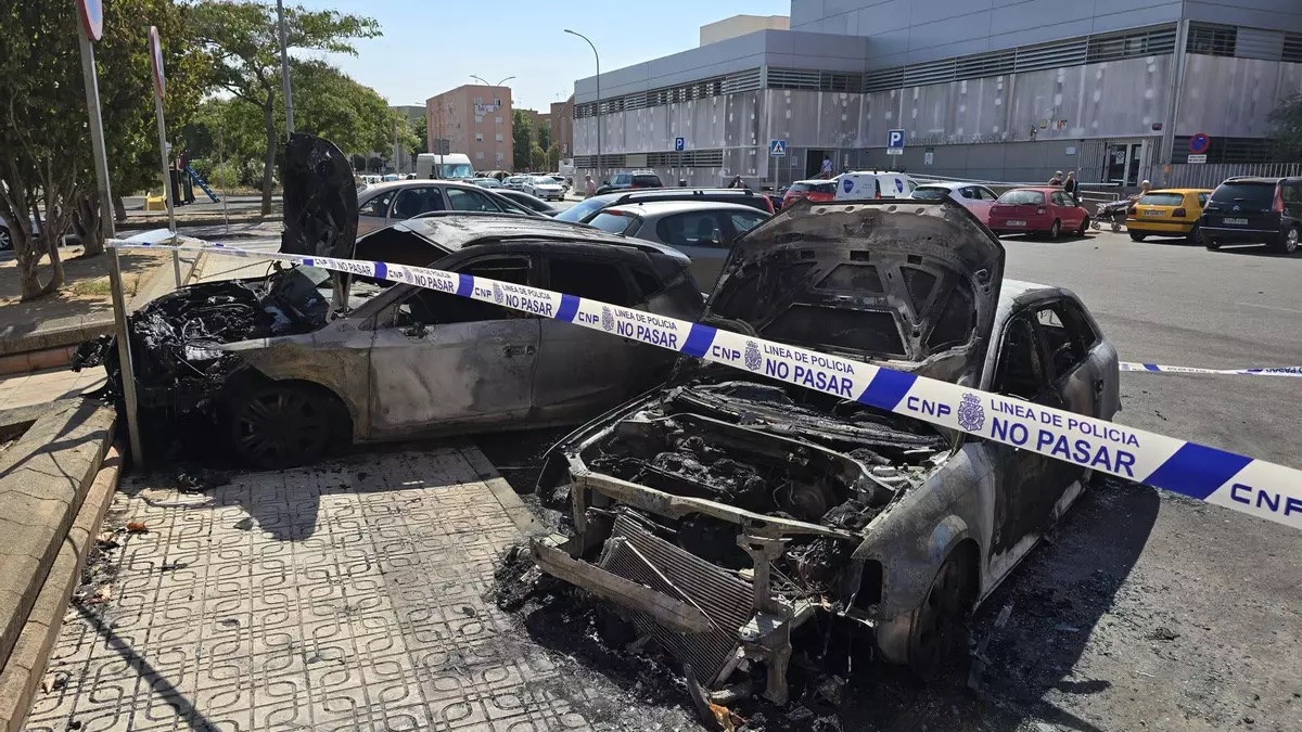 Arden tres vehículos de madrugada en plena calle en el distrito de Puente de Vallecas