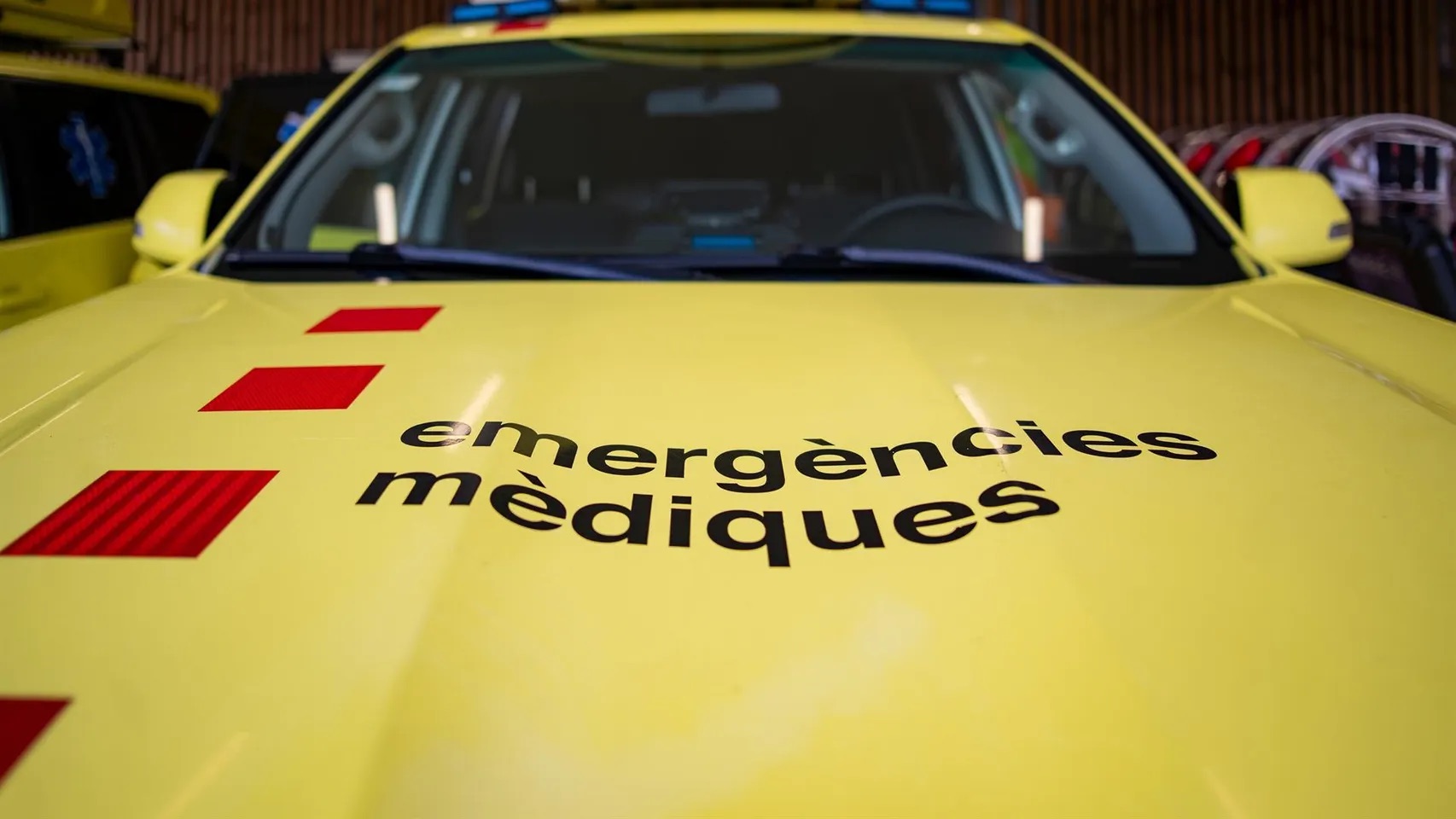 Dos heridos leves y túnel de Glòries cortado hora y media tras un accidente con un coche volcado