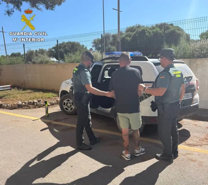 Detenido un hombre en Fornells (Menorca) por pegar y amenazar con un cuchillo a su jefe tras ser despedido