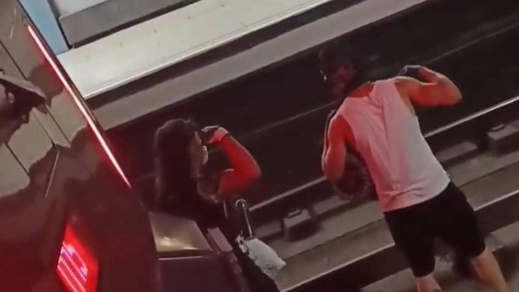 Grafiteros obligan a detener un convoy de la L1 del metro de Barcelona en Santa Eulàlia para pintar un tren