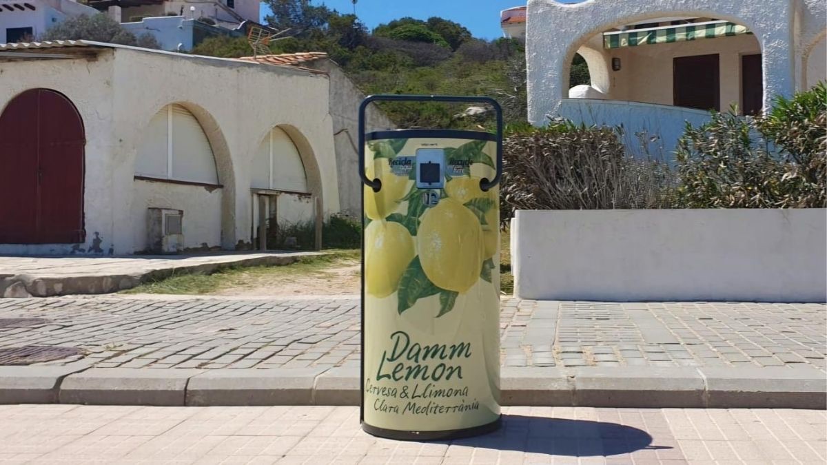 Damm impulsa el reciclaje instalando compactadoras de latas en el Mediterráneo